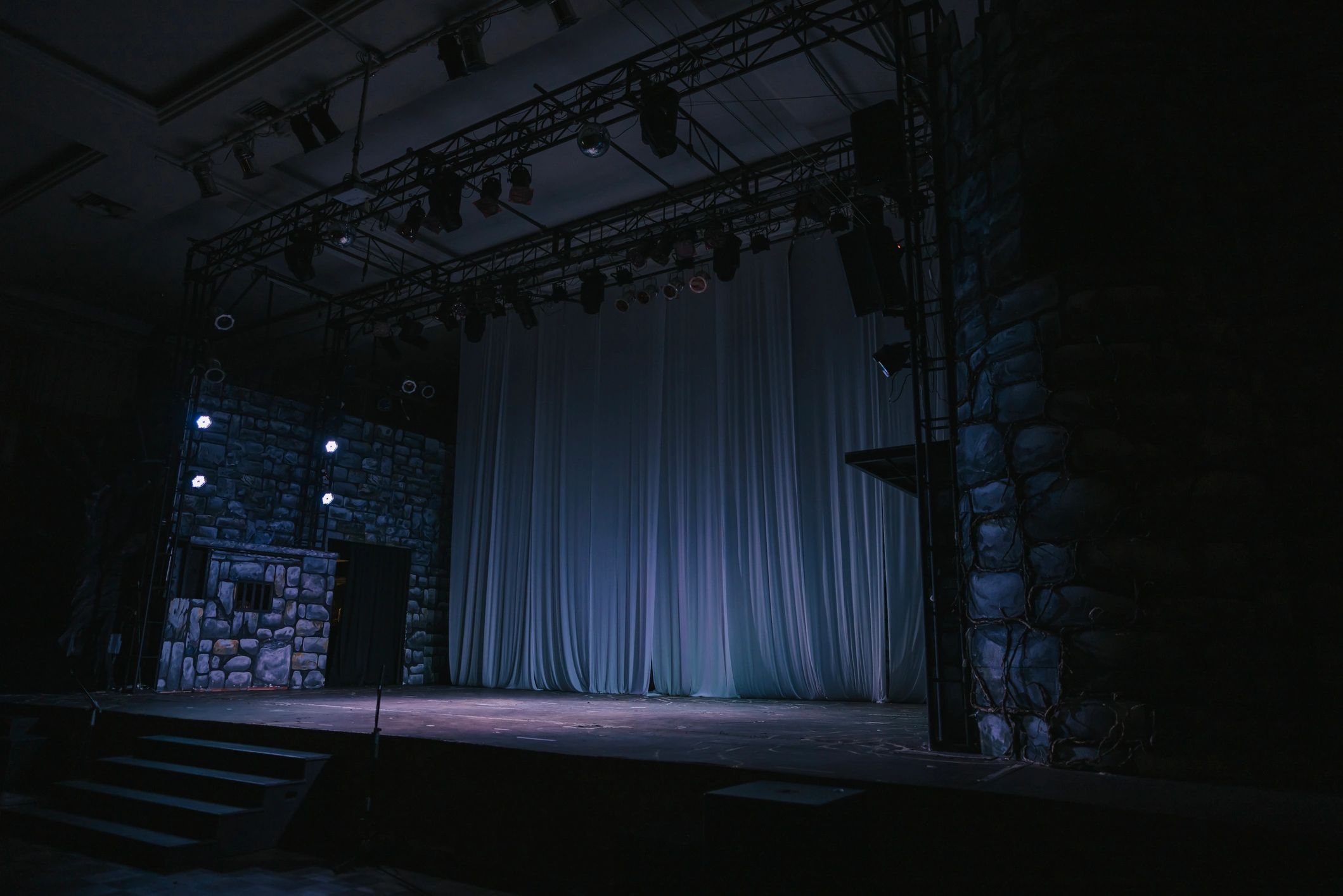 Stage lighting and atmosphere for a spotlight performance experience